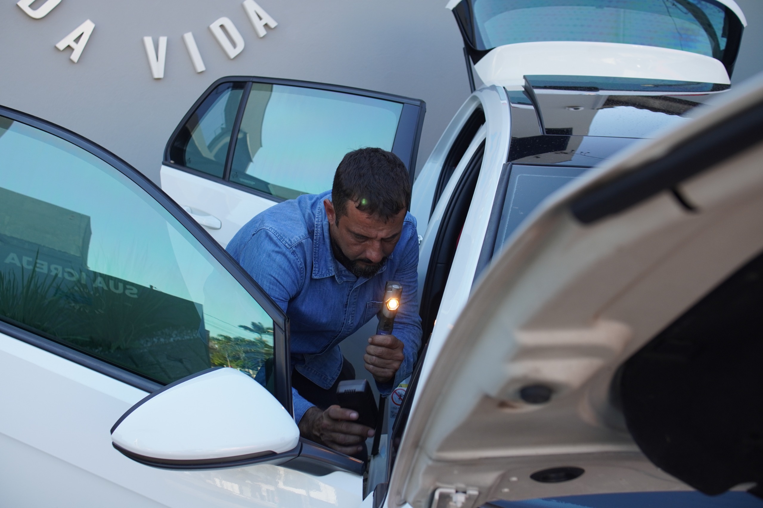 Prática com lanterna e checklist na formação Auto Perito
